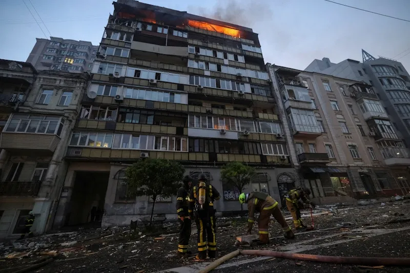 Пожежники на місці падіння житлового будинку, постраждалого внаслідок удару російського безпілотника, у Києві, Україна, 10 липня 2025 року.